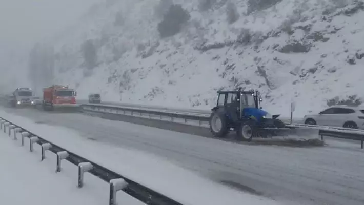 На перевале Камчик идет сильный снег, водителей просят соблюдать осторожность
