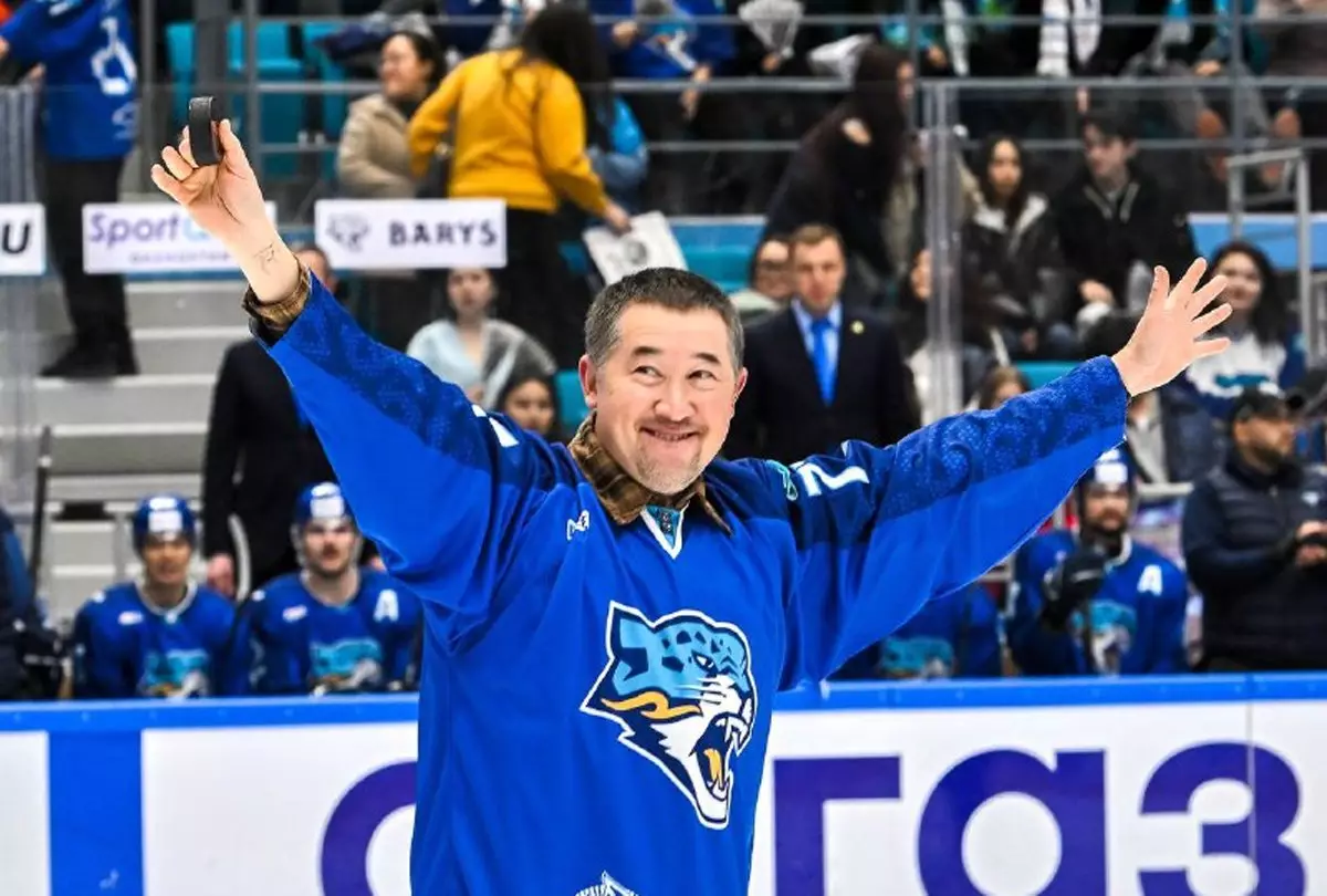 Легендарный альпинист вышел на лед с «Барысом»