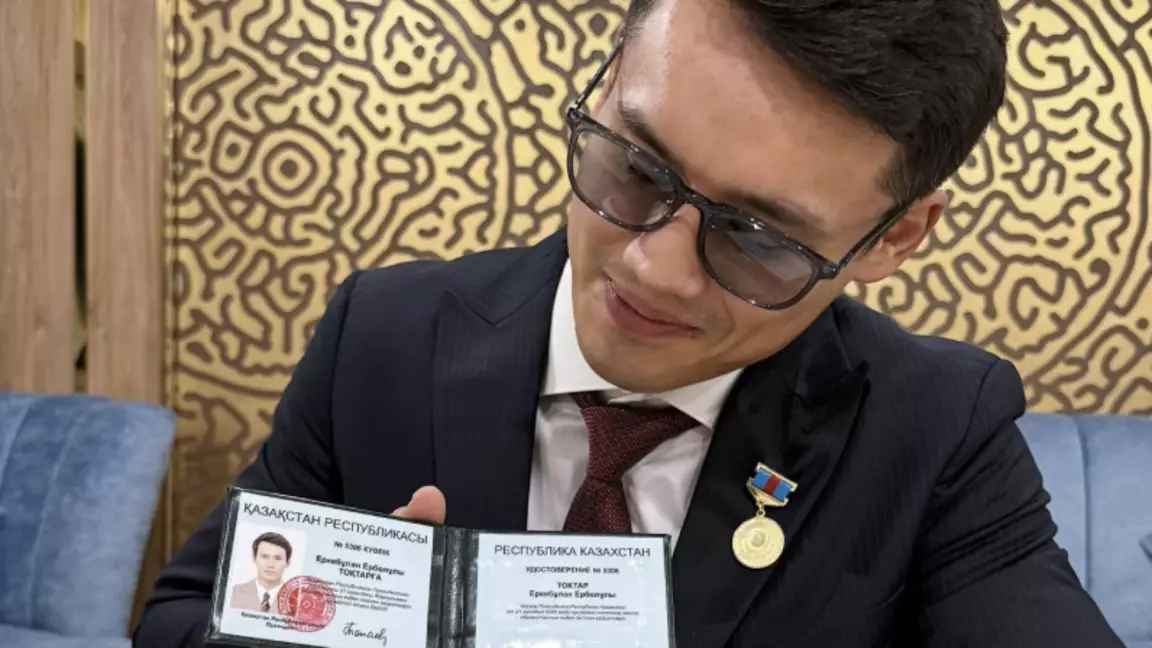 "Лайық емессің". Қазақстанның еңбек сіңірген қайраткері атанған Еркебұлан Тоқтарды жұрт сынап тастады