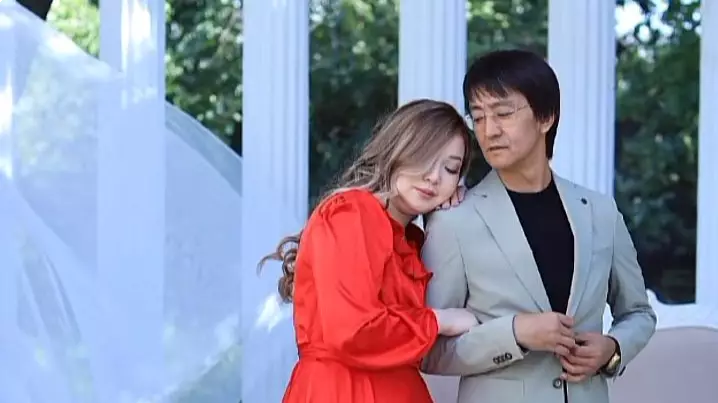 «Өзінен үлкен көрінеді»: Еркін Нұржан жұбайын елге көрсетіп, желіні шулатты