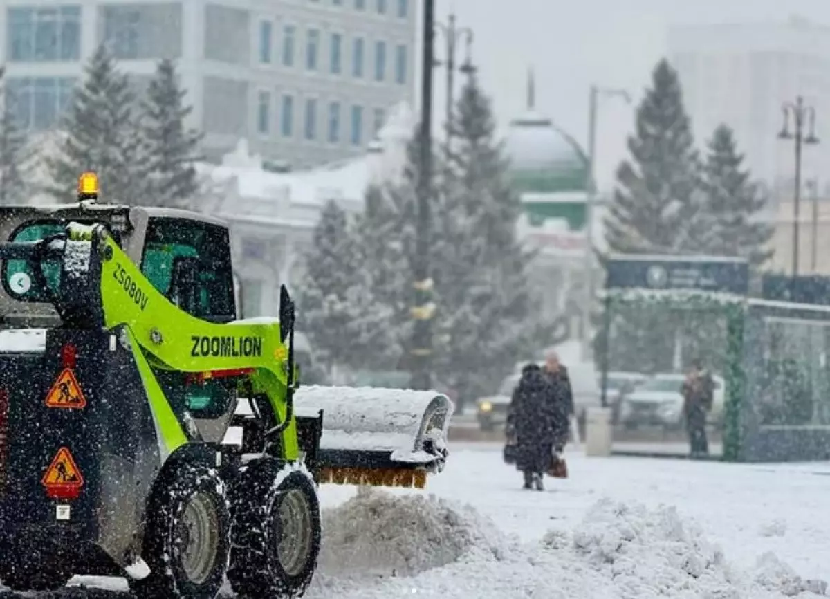 Снегопад в Астане: жителям советуют ограничить поездки из-за непогоды