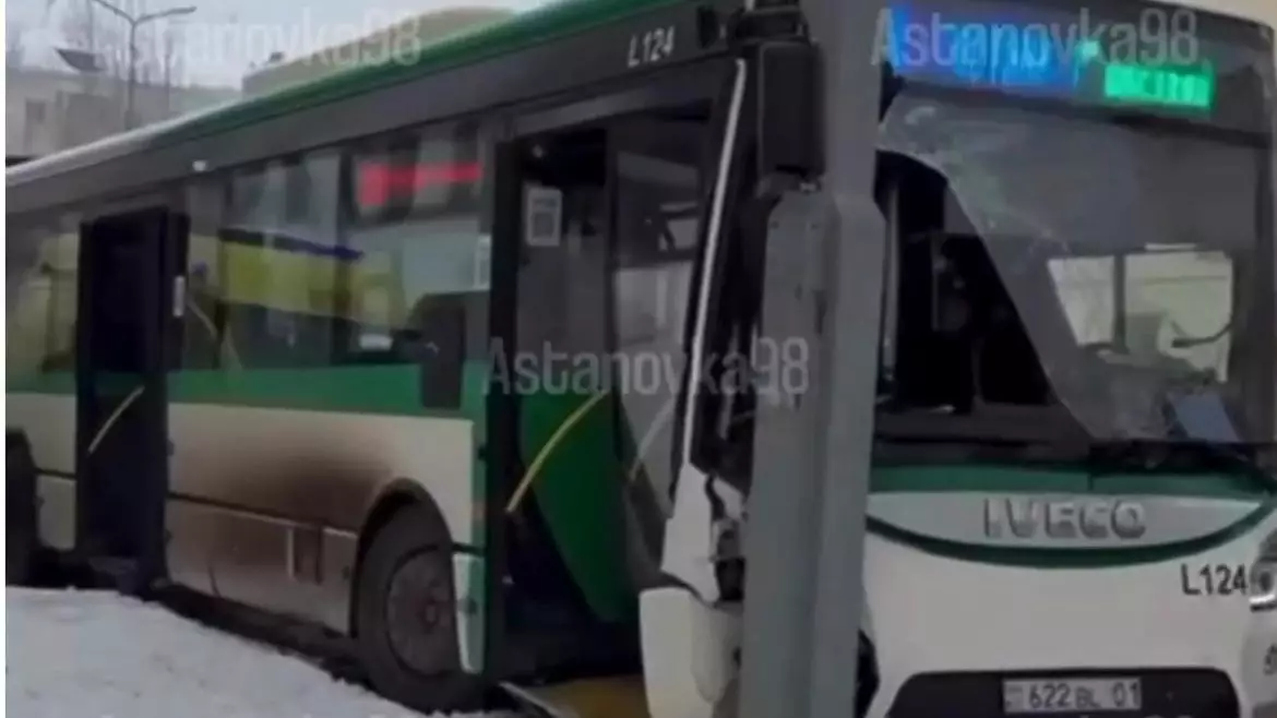 Астанада автобус жарық бағанасына соғылып, жолаушылар зардап шекті