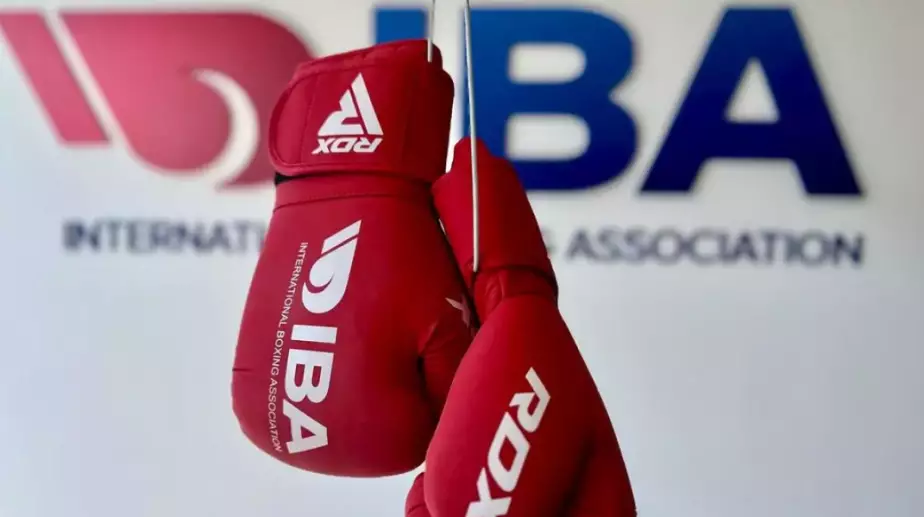 Глухим нокаутом завершился бой на ЧМ-2025 от IBA (ВИДЕО)