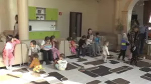 Алматыда полицейлер дағдарыс орталығындағы балаларға қысқы киімдер сыйлады  