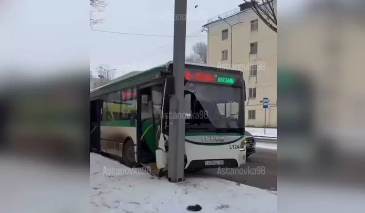 Автобус с пассажирами врезался в столб в Астане (ВИДЕО)