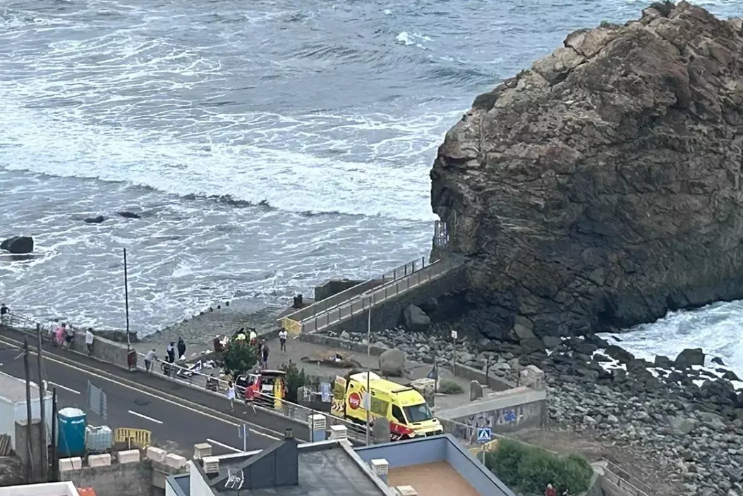 Волна убила трех человек на испанском острове Тенерифе