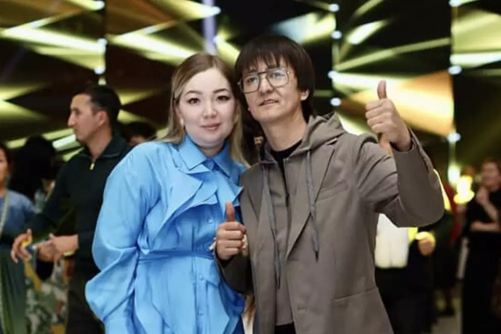 &#171;Өзінен үлкен көрінеді&#187;: Еркін Нұржанов әйелін көрсетемін деп желі талқысына қалды (ВИДЕО)