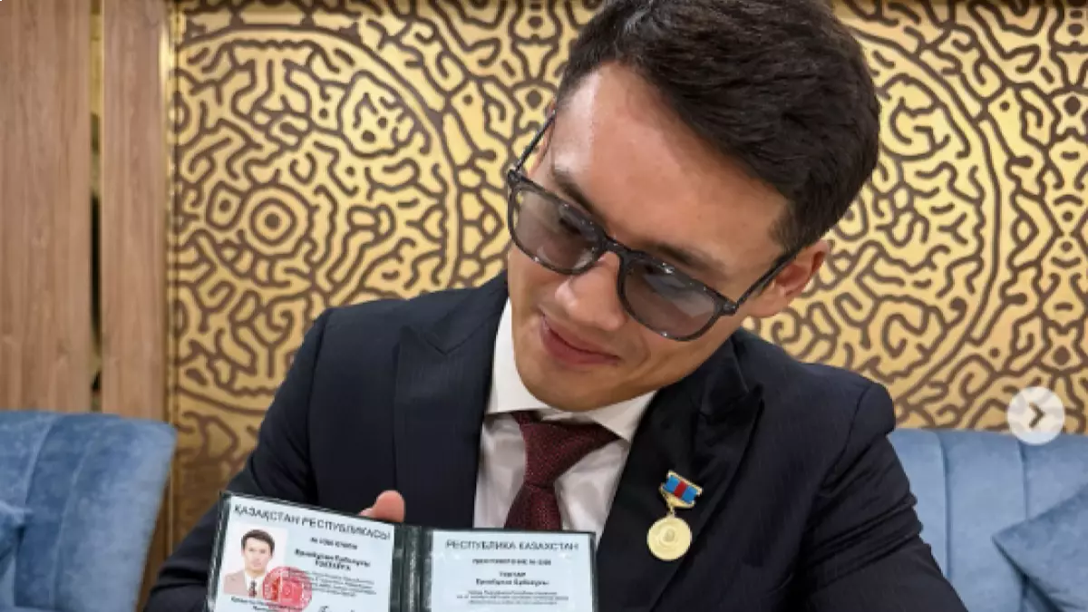 «Лайықты емессің»: Еркебұлан Тоқтардың алған атағы желіде дау тудырды