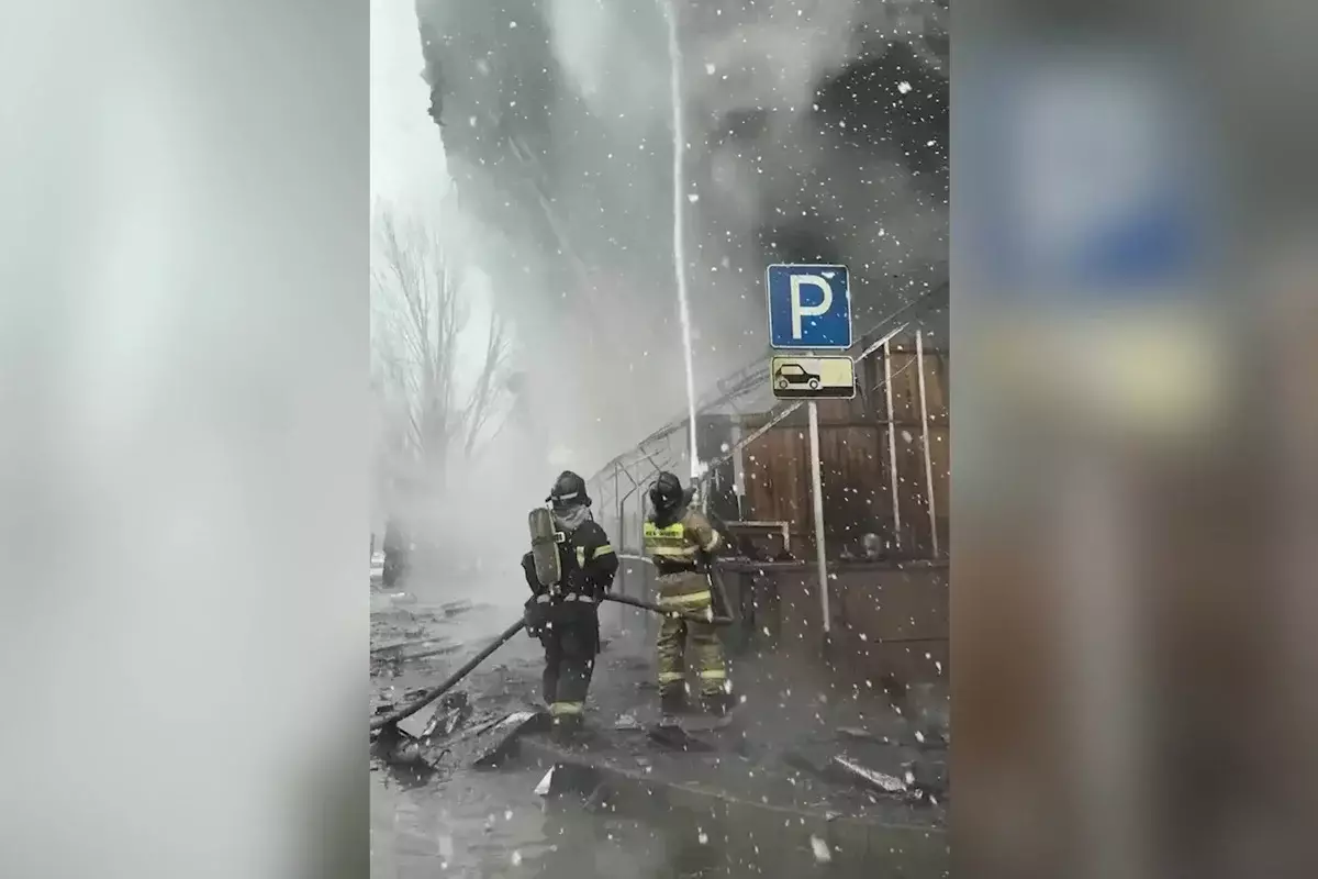 Крупный пожар в Астане: горел бывший кинотеатр, кафе и автомобиль