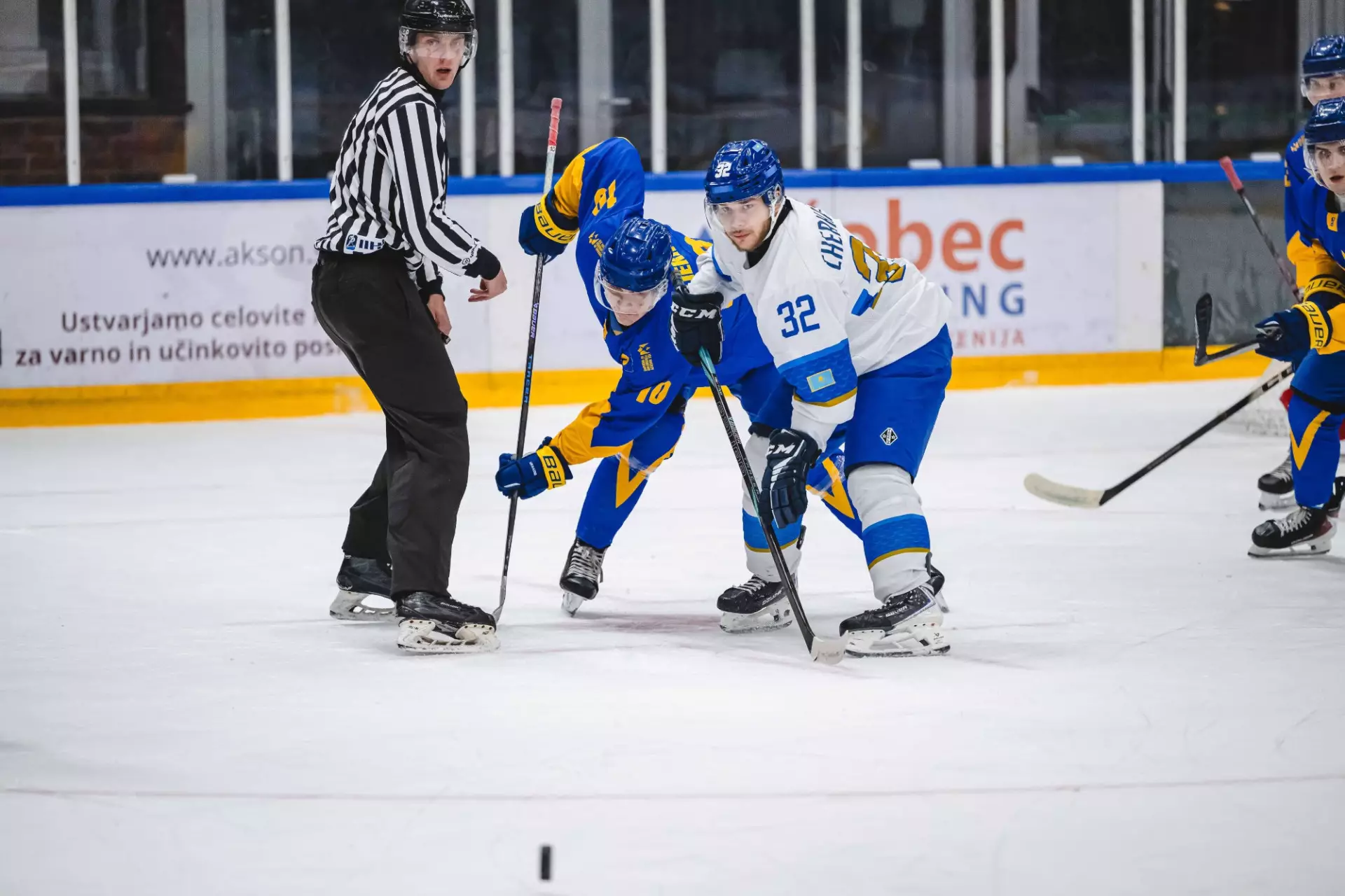 Казахстан проиграл первый матч на молодежном ЧМ по хоккею