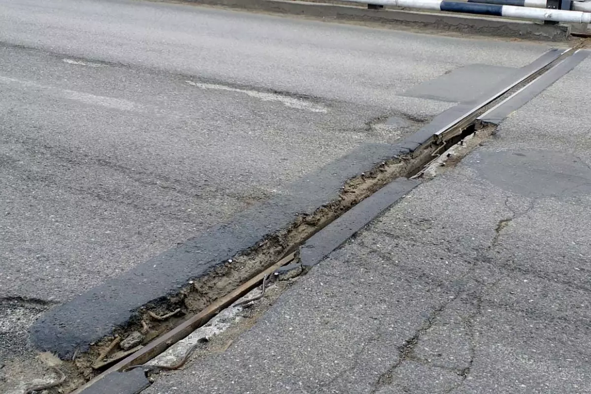 Объездной мост в Атырау расходится «по швам»