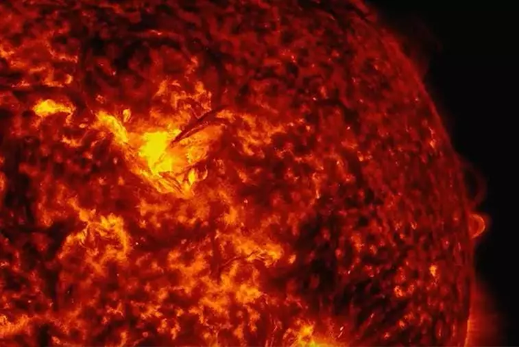 Редкая "черная" вспышка произошла на Солнце