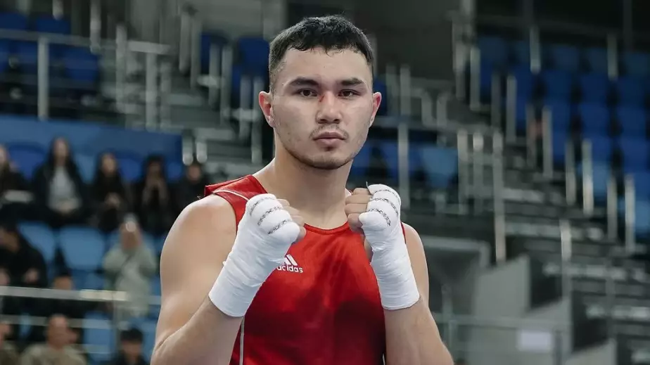 Ерасыла Жакпекова ограбили против боксера из России. Не помог нокдаун - первая потеря Казахстана на ЧМ