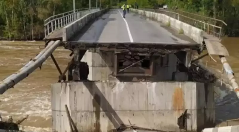 Главного дорожника ВКО сняли с должности после обрушения моста