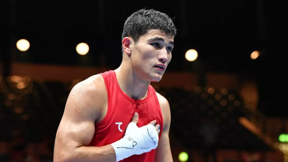 Чемпион мира из Узбекистана одержал третью победу на ЧМ-2025 по боксу