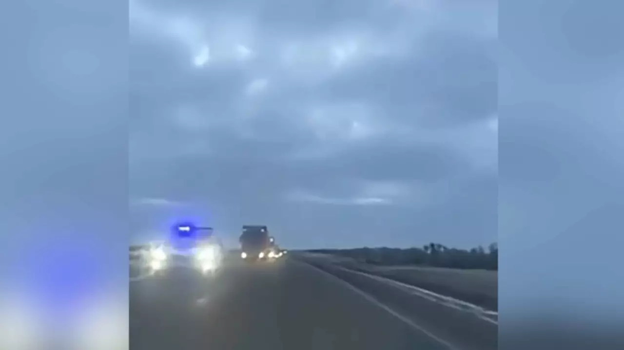 Полицейские обеспечивают сопровождение транспорта на трассах