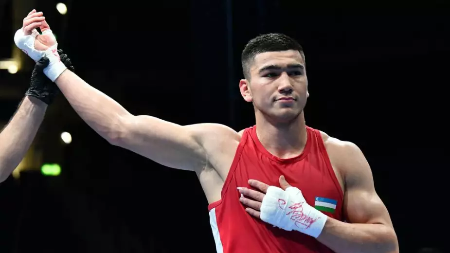 Чемпион Азии из Узбекистана одержал досрочную победу на ЧМ-2025 по боксу