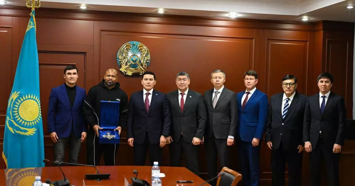  Ербол Мырзабосынов әйгілі боксшы Рой Джонспен кездесті 