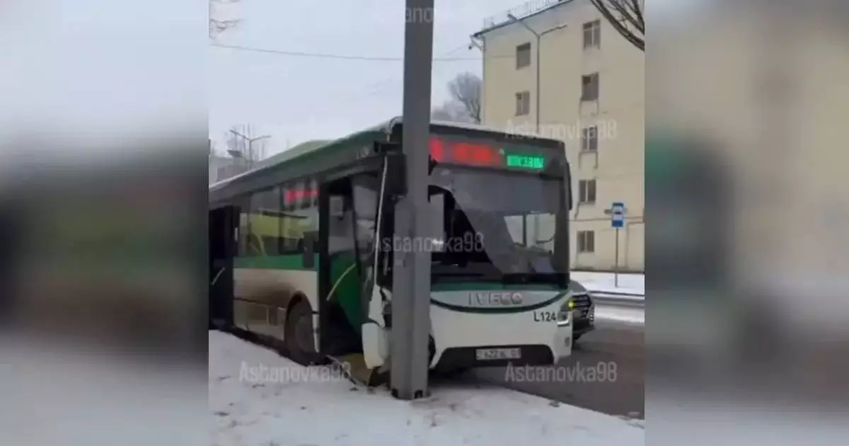  Астанада жолаушылар мінген автобус жол бойындағы жарық бағанына соғылды 
