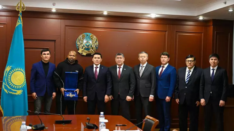 Ербол Мырзабосынов әйгілі боксшы Рой Джонспен кездесті