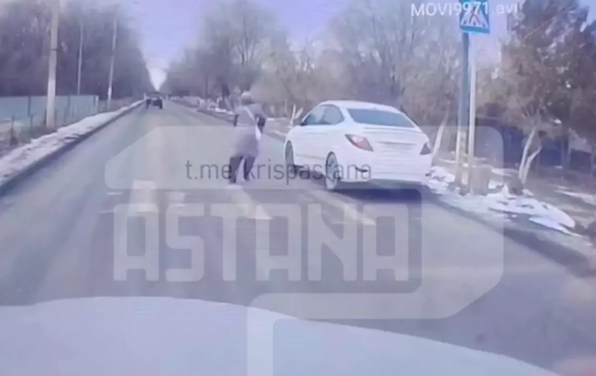 Водитель на полной скорости сбил школьницу на «зебре» в Актобе (ВИДЕО)