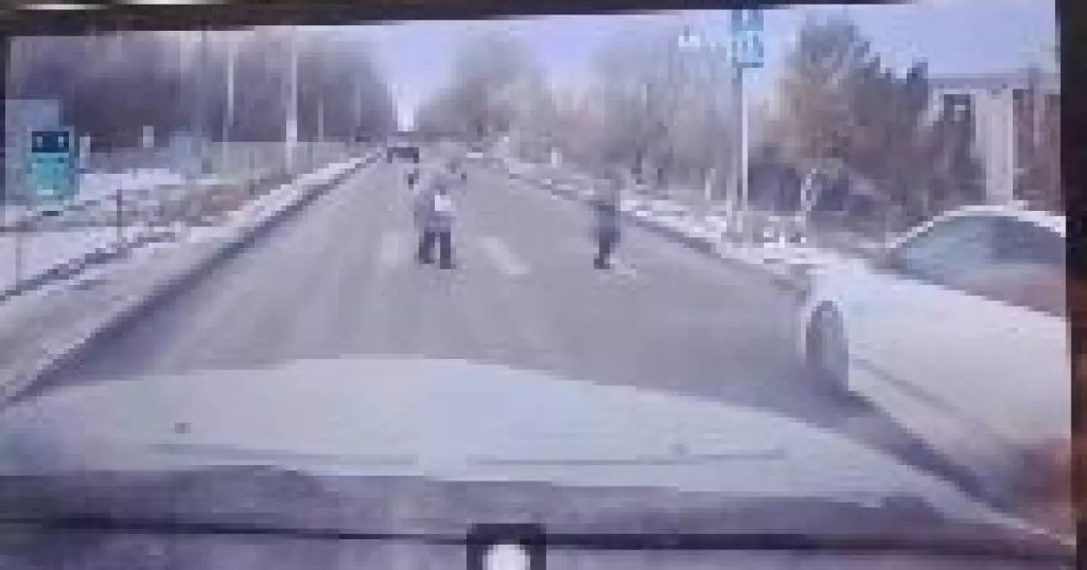  Ақтөбеде көлік қағып кеткен оқушы аман қалды (ВИДЕО) 