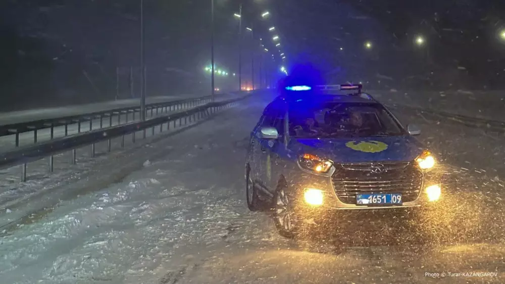 Снег и метель: на нескольких трассах в Казахстане ввели ограничения