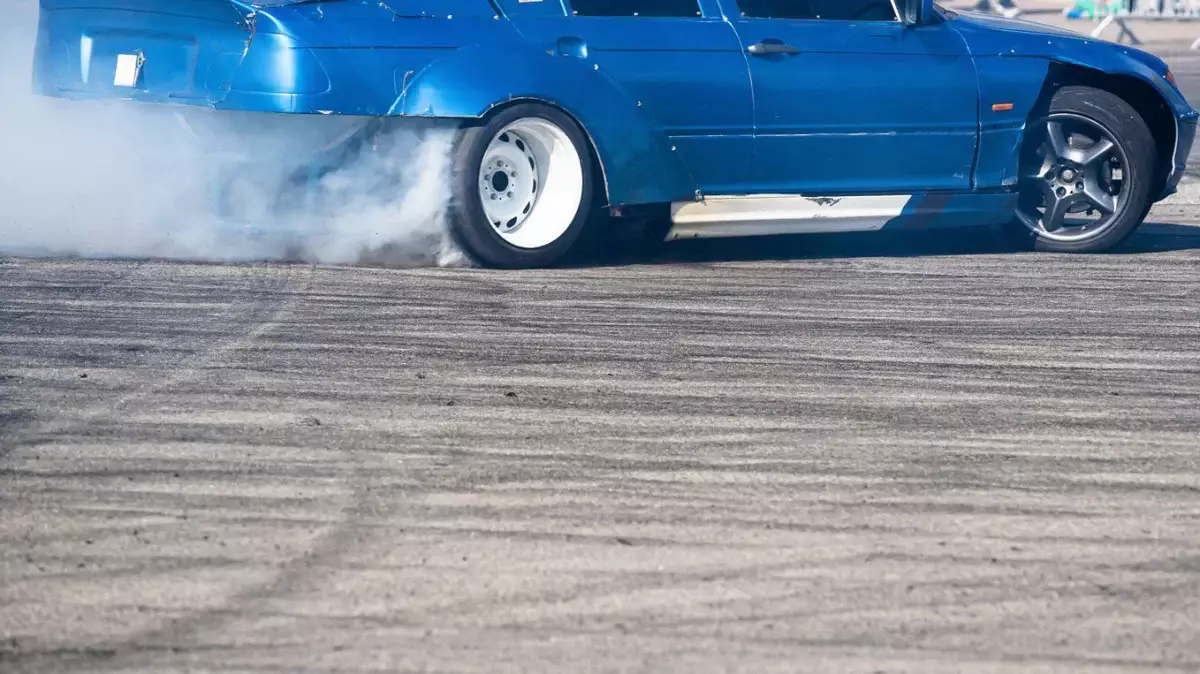 Қостанайда жас жігіт әкесінің көлігімен дрифт жасап, полициядан қашты