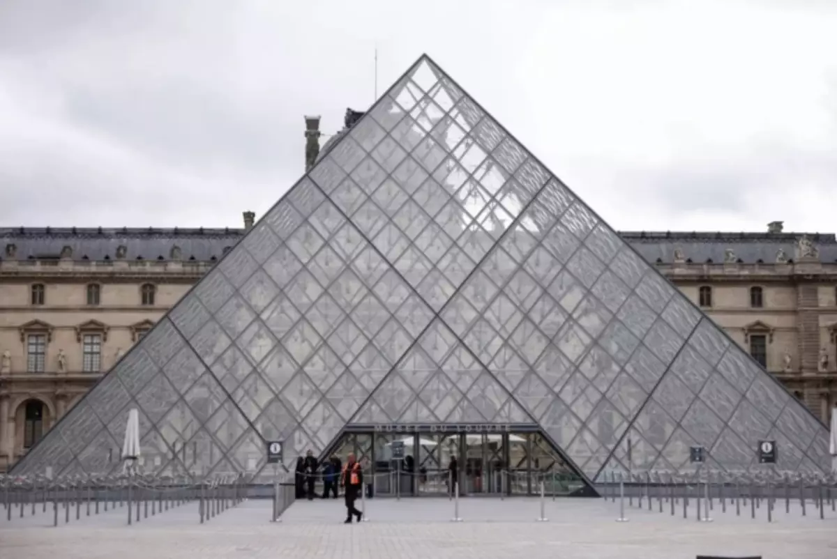 В библиотеке Лувра из-за протечки пострадали книги и документы