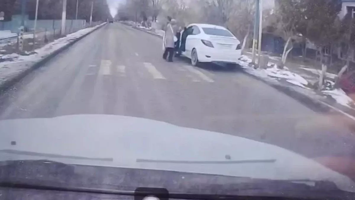 Ақтөбеде әйел оқушыны қаққан жүргізушіні ұрып тастады (ВИДЕО)
