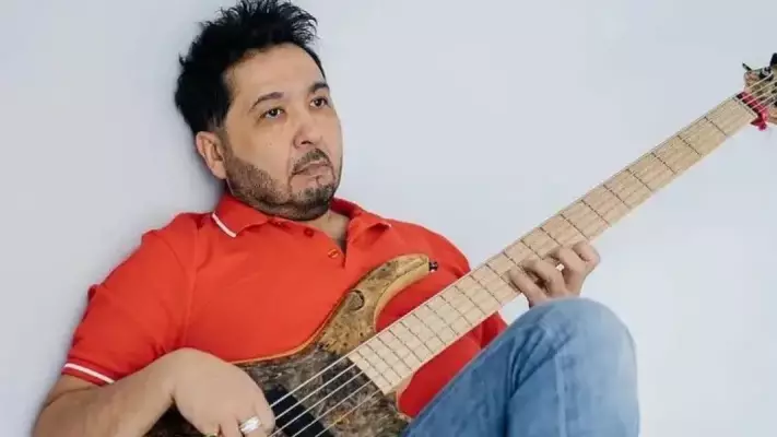 «Кімнің кім екенін енді көреміз»: әнші Көкеев фонограммаға қатысты ойын айтты