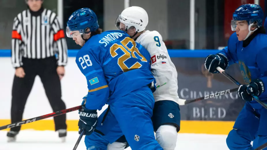 Казахстан отыгрался с 2:4 и одержал первую победу на чемпионате мира по хоккею (ВИДЕО)