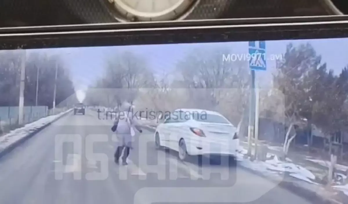 Ақтөбеде жаяу жүргіншілер өткелінен өтіп бара жатқан алты жасар қыз баланы көлік қағып кетті (ВИДЕО)