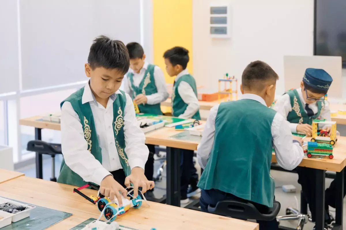 Бизнес пен қайырымдылықтың ортақ жетістігі: Шелек ауылындағы жаңа мектептің бір жылдағы көрсеткіштері