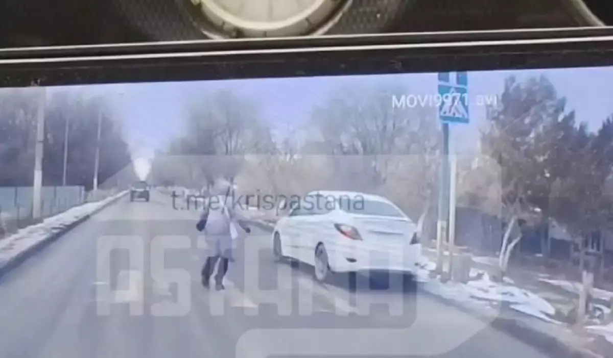 Ақтөбедегі апат: Жол айрығында 6 жасар қызды көлік қағып кетті (ВИДЕО)