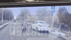 Ақтөбеде жаяу жүргіншілер жолағынан өтіп бара жатқан 6 жастағы қызды көлік қақты (ВИДЕО)