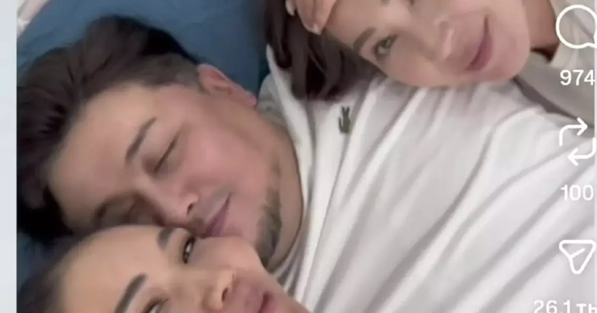  «Арсыздық»: Бәйбішесі мен тоқалының ортасында жатқан ер адамның видеосы көптің ашуын туғызды 