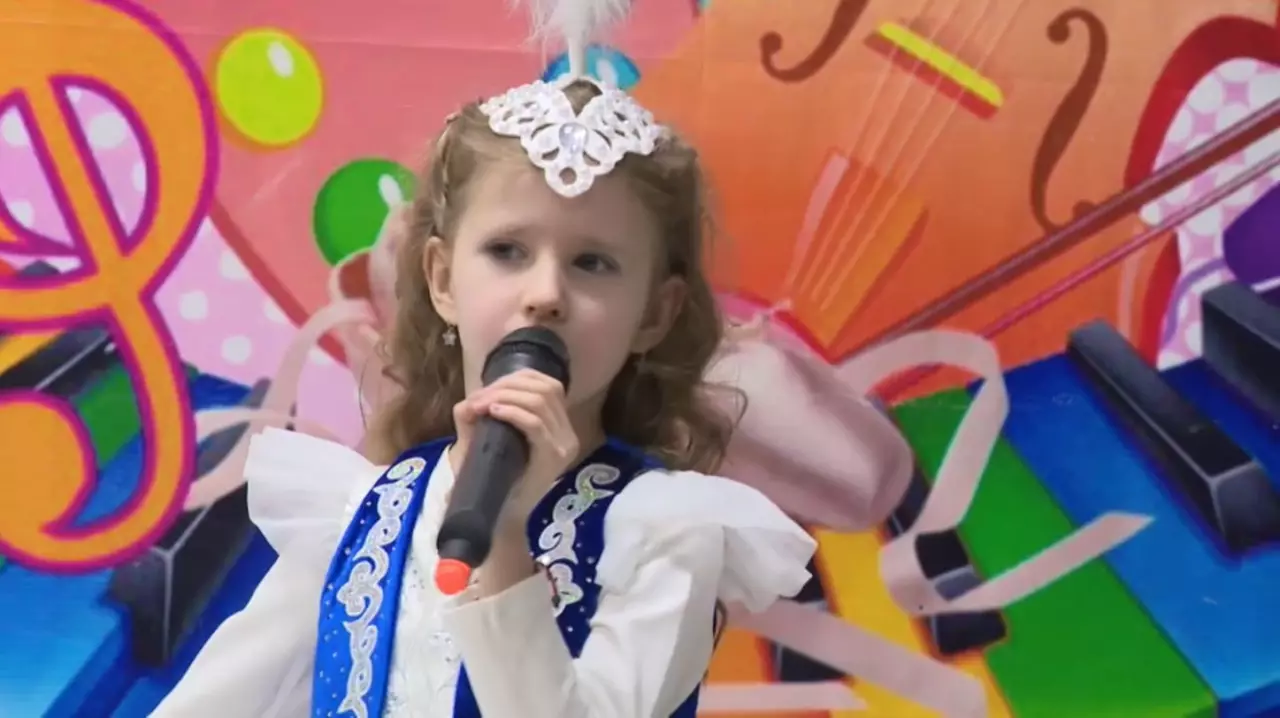 Автобуста ән шырқайтын 7 жасар Мария халықтың көзайымына айналған