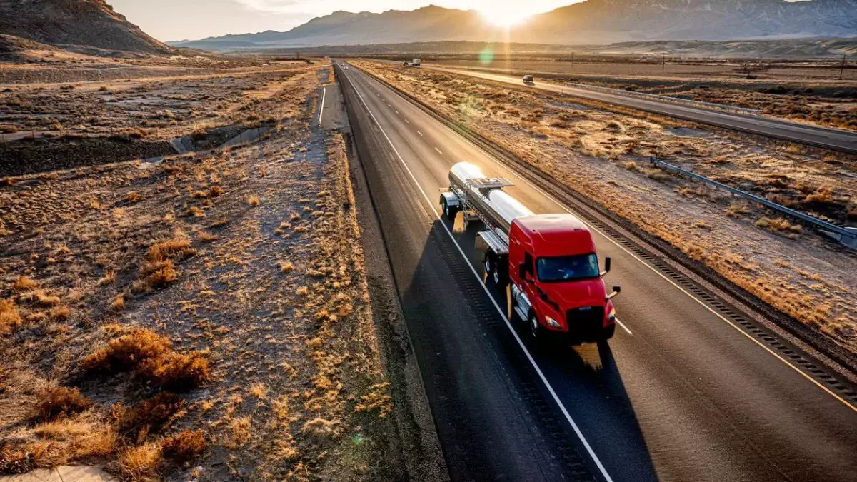 Үкімет заңсыз жанармай ағынына тоқтау қоймақ: Роман Скляр шұғыл кеңес өткізді