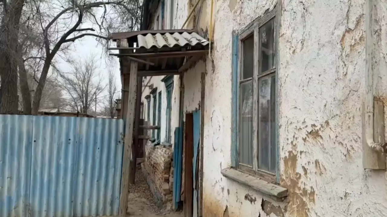 Атырау облысы Доссор кентінде ескі үйлер жөнделіп жатыр