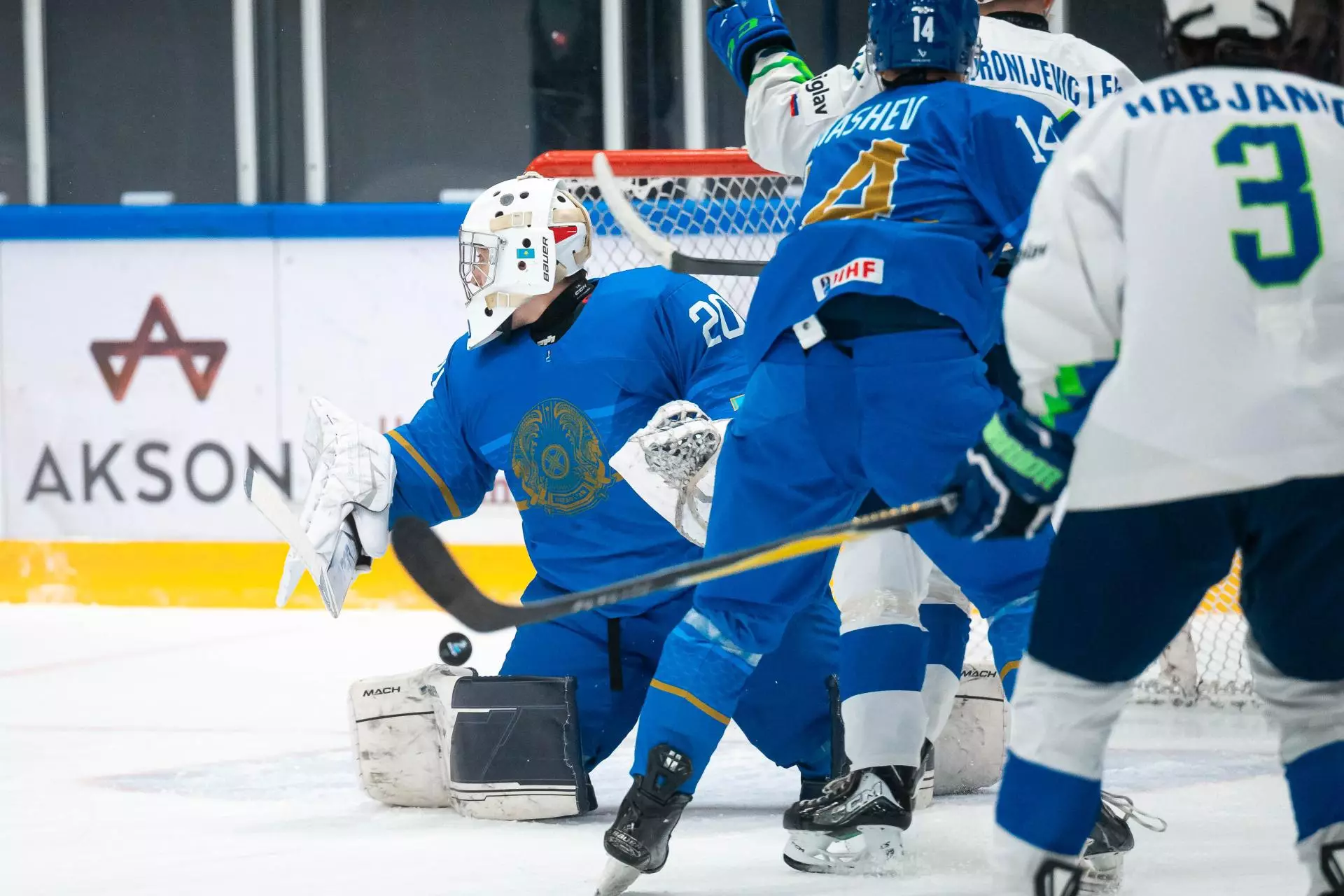 Казахстанская молодежка совершила камбэк и вырвала первую победу на ЧМ по хоккею