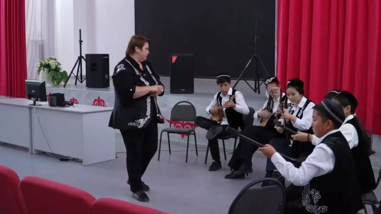 Учительница из Караганды создала народный ансамбль