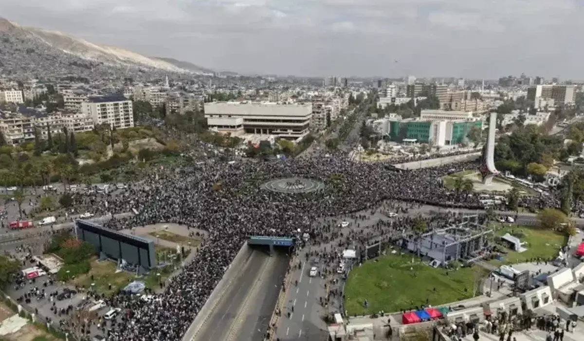 Асад режимінің құлағанына бір жыл толды: Сирияда мыңдаған адам көшеге шықты