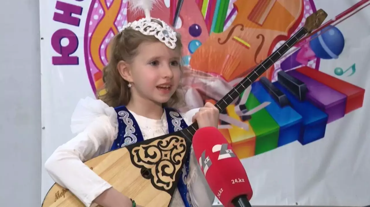 Маленькая певица из Алматы покоряет соцсети