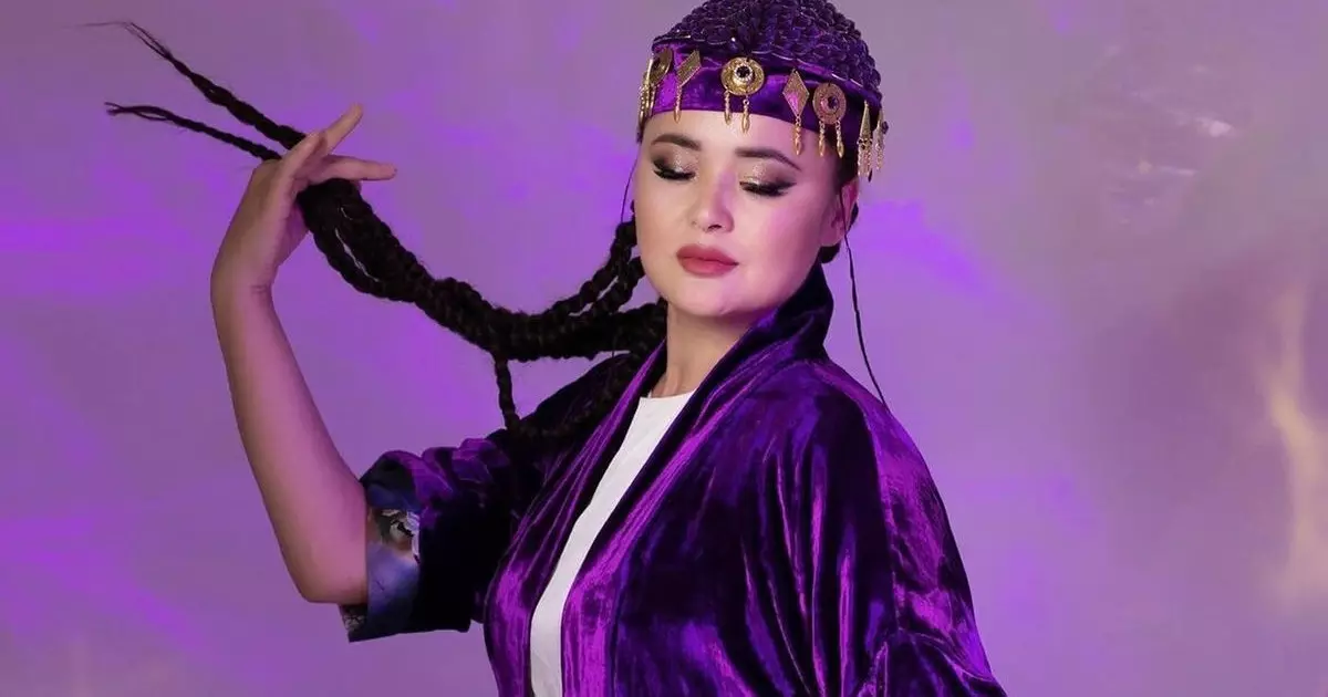 «Тұншықтырып жүріпсіз»: Мөлдір Мұқанова тағы бір ән жазды (ВИДЕО)