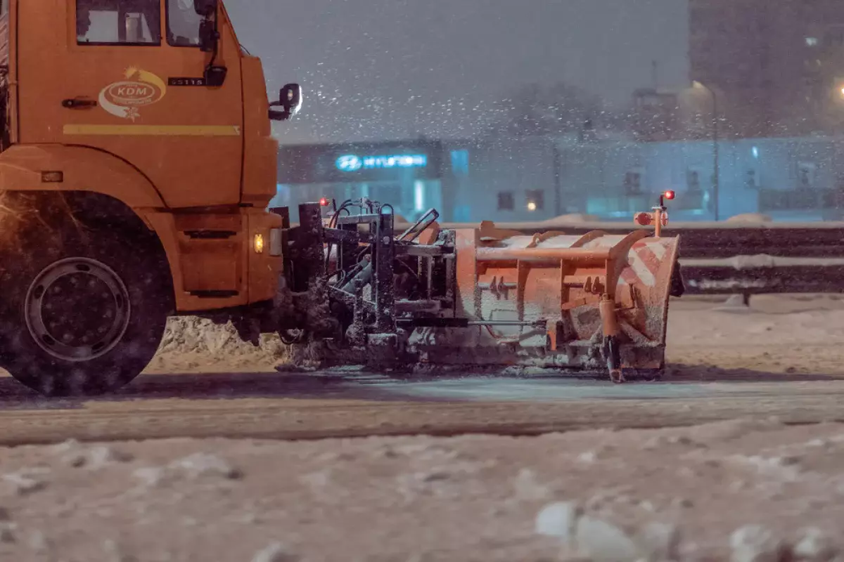 В Алматы проведена ночная обработка улично-дорожной сети после осадков в предгорных районах