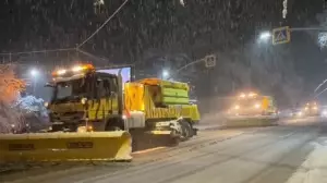 Алматыда таулы аумақтарда жауған қардан кейін түнгі уақытта жолға көктайғаққа қарсы қоспа себілді