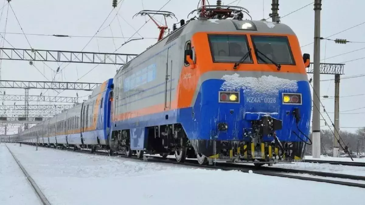 Қуанышты жаңалық: Жаңа жыл мерекесіне орай елімізде қосымша пойыздар жүре бастайды