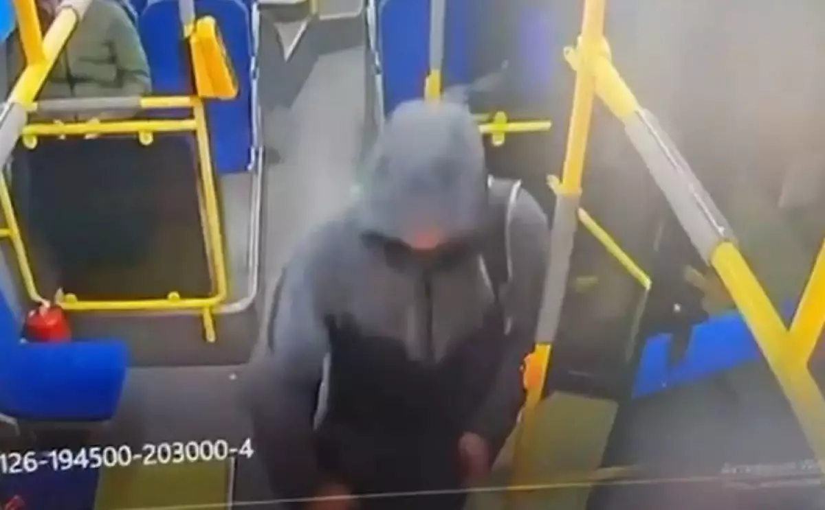 Алматинец пытался увезти похищенный сейф на троллейбусе