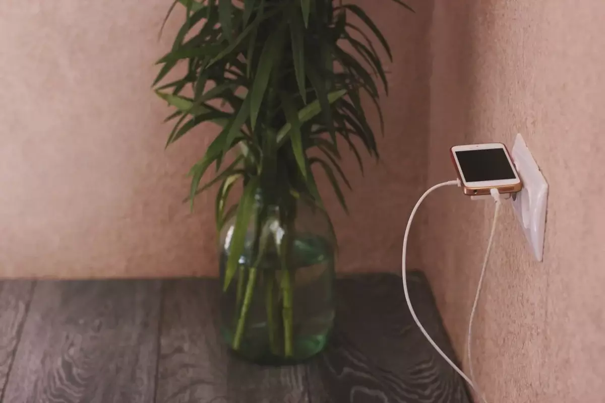 Очень опасно: в какое время суток нельзя заряжать смартфон